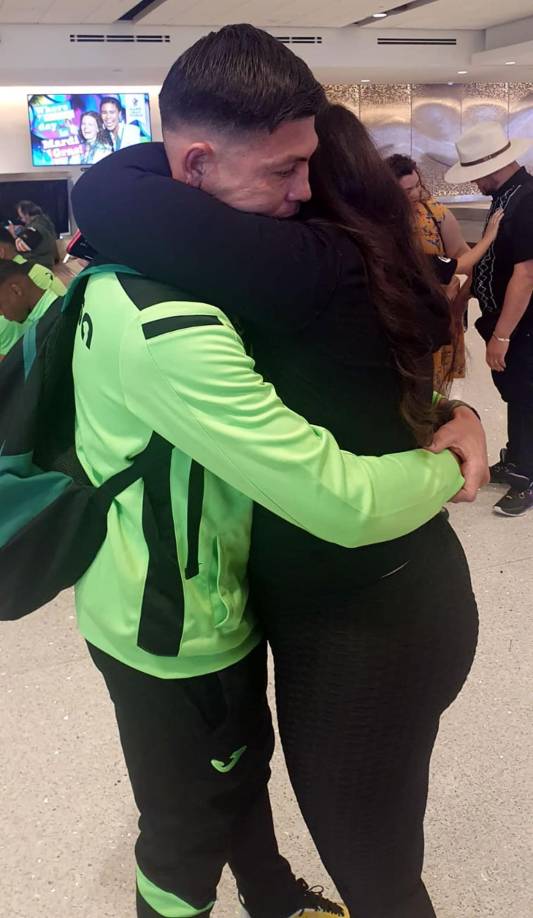 El jugador del Marathón se enfundó en un emotivo y tierno abrazo con su hermana.