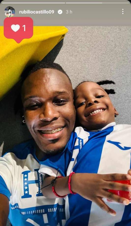 Román Rubilio Castillo, que no vio acción ante México, disfrutó de la compañía de su hijo.