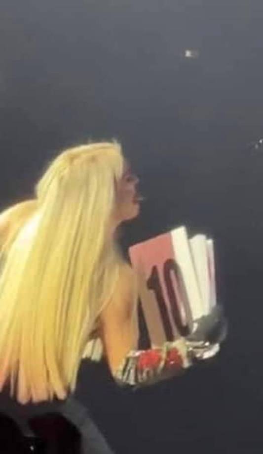 Horas antes, Wendy documentó cómo se estaba preparando para la cita. La creadora de contenido mostró su cambio de look, el outfit y el maquillaje que usaría en el escenario del Palacio de los Deportes.