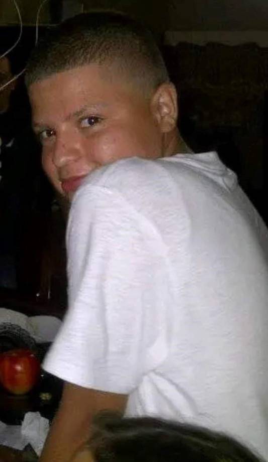 El joven falleció cuando era llevado a un centro médico y su progenitor perdió la vida en la escena del lamentable enfrentamiento. Por otro lado, un agente de la Policía Nacional que resultó herido permanecía hospitalizado luego de recibir un impacto de bala.