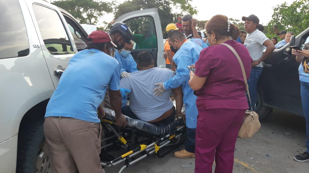 Los heridos siendo trasladados a un centro asistencial.