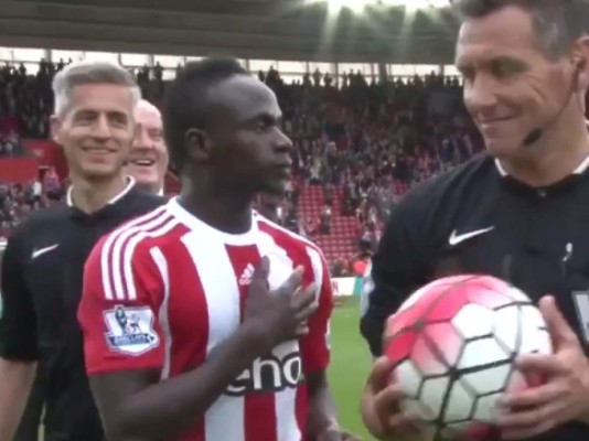 Video: La trolleada del árbitro al delantero Mané tras marcar un triplete