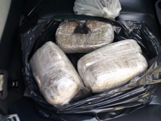 Iba a veranear con cervezas y paquetes de marihuana pero lo arrestan en operativo