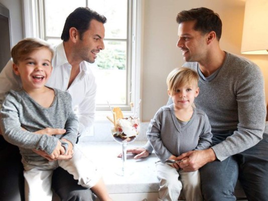 Ricky Martin explica a sus hijos por qué tienen dos papás