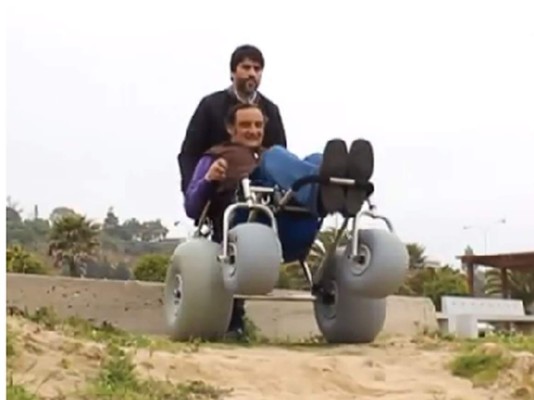 Crean silla de rueda para la nieve y la playa
