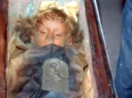 Niña momificada que abre y cierra los ojos causa conmoción