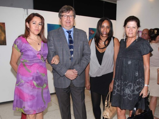 Noche para exponer el arte hecho mujer