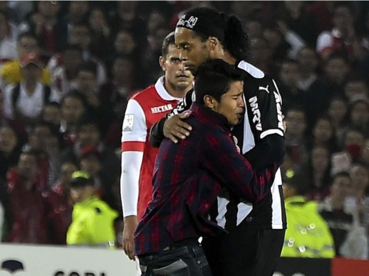 Video: Aficionado invade cancha para abrazar a Ronaldinho