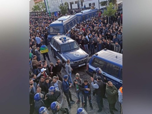 Una multitud protesta en las calles de Argel contra el futuro presidente