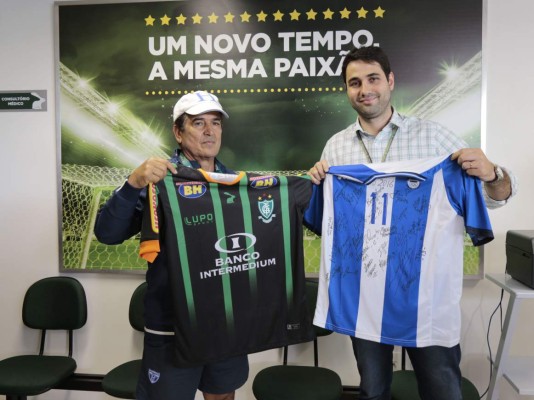 Selección de Honduras obsequia camisa firmada a la directiva del Club América