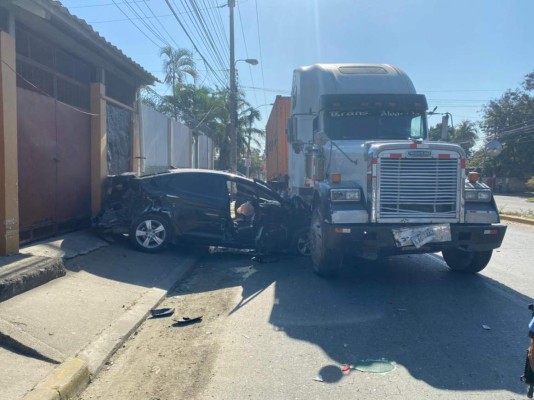 Pareja se salva de morir en aparatoso accidente en San Pedro Sula