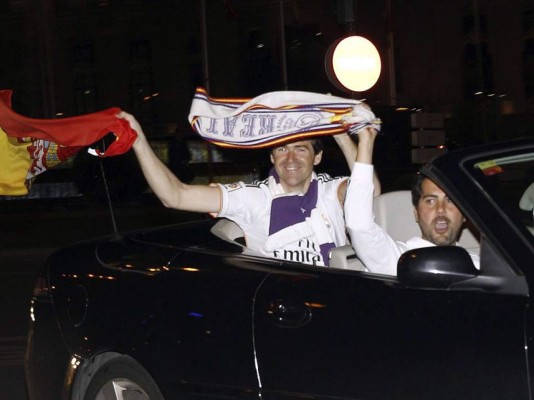 Aficionados del Real Madrid celebran clasificación a la final en La Cibeles