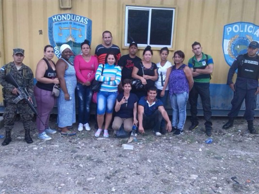 Detienen a 12 cubanos en la frontera con Guatemala  