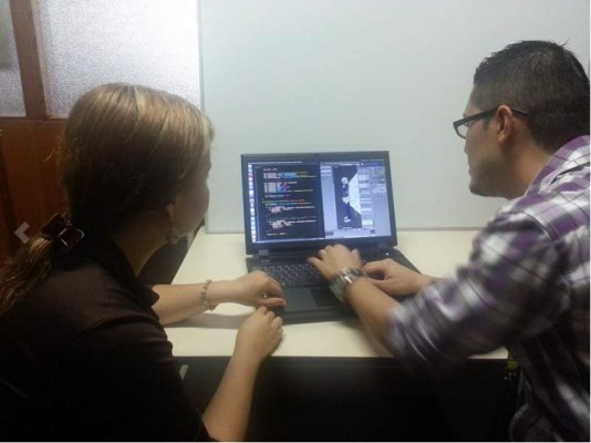 Los ingenieros Yeny Carías y Raúl Palma mientras trabajan en el software para sordos.