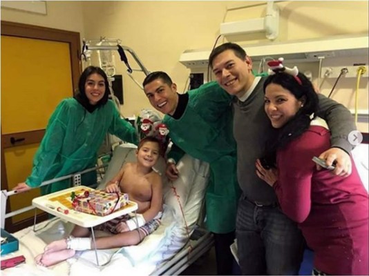 Cristiano Ronaldo reparte regalos a niños de un hospital de Turín