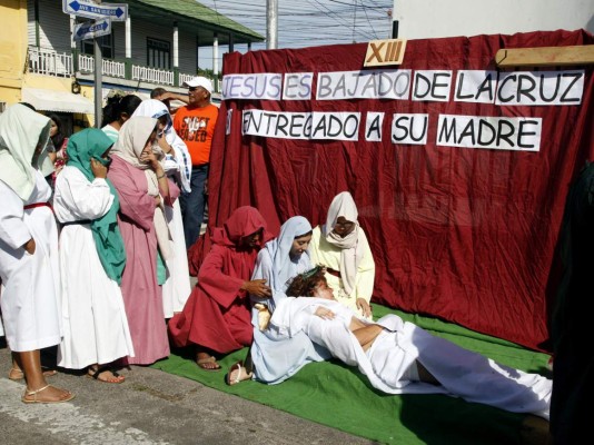 Jóvenes ceibeños dan vida al vía crucis