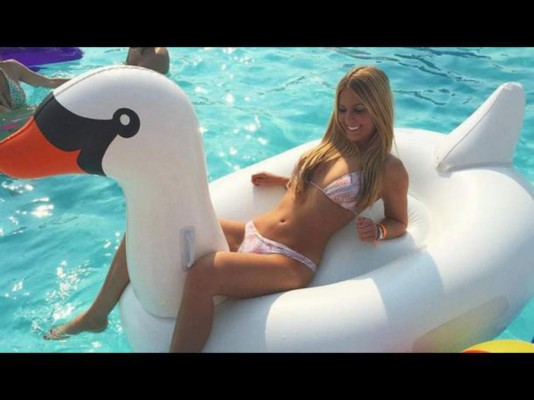 La gemela de la tenista más guapa coquetea con Neymar