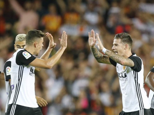 El Valencia gana y no le pierde la pista al Barcelona