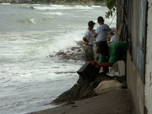 Daños en dos casas por alto oleaje en La Ceiba