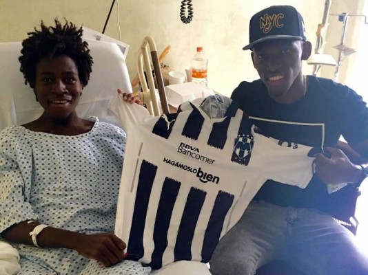 Alberth Elis ayuda a hondureño enfermo en Monterrey