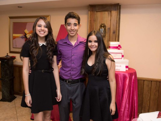 Katia Gissel Rápalo Márquez celebra sus quinceaños