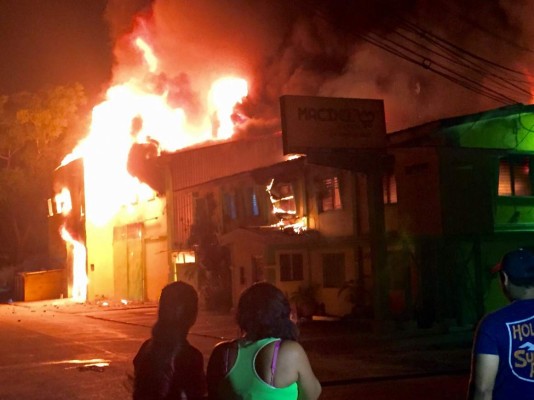 El centro de distribución de la empresa Mac-Del en llamas.