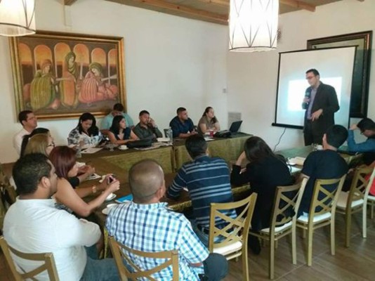 Capacitan a candidatos sobre ley de política limpia