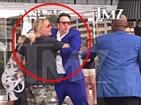 Nicolas Cage forcejea con Vince Neil