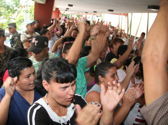 Con plantón general muestran calamidad en el hospital Mario Rivas