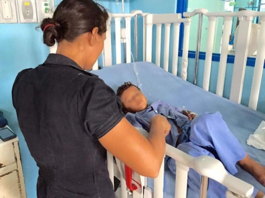 Madre tica rescata a su hijo de las fauces de un cocodrilo