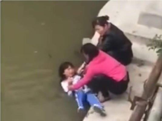 Causa indignación castigo de madre hacia su hija por sacar bajas calificaciones