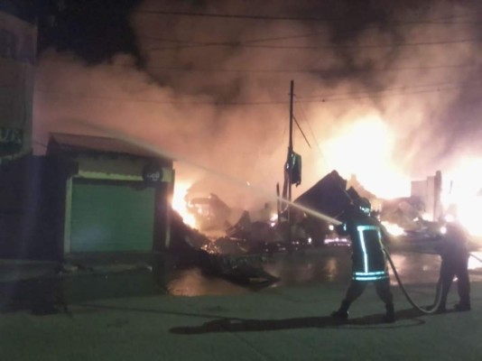 Voraz incendio consume cinco negocios frente al mercado de Juticalpa