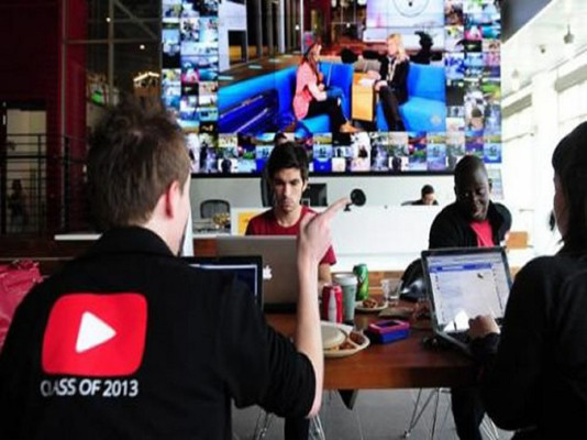 YouTube mima a sus videoblogueros en estudio de producción