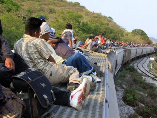 'La Bestia' en México le cercena las piernas a una hondureña