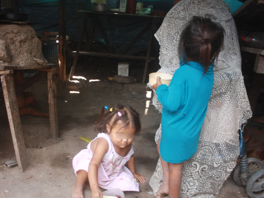 La pobreza moldea el cerebro, según estudio