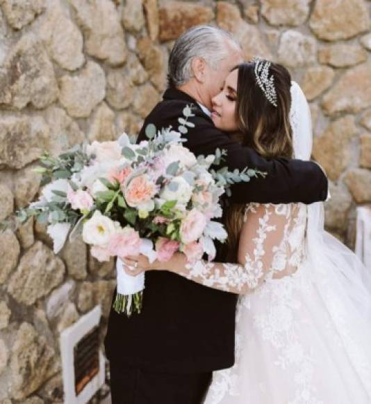La boda de Dulce María y Paco Álvarez se celebró el 9 de noviembre en El Jardín Francés en Tequesquitengo, en el estado de Morelos, México.<br/>