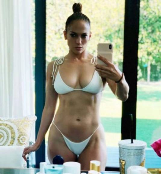 No cabe duda que Jennifer Lopez es fan del color blanco, ya que la mayoría de las ocasiones ha pasado con prendas sexy en este tono y con las que causa furor.