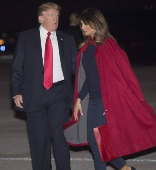 La tensión entre la pareja presidencial estadounidense quedó nuevamente evidenciada cuando la primera dama se negó a posar con el magnate ante los fotográfos que les esperaban y se dirigió al auto ignorando a su esposo en el camino.