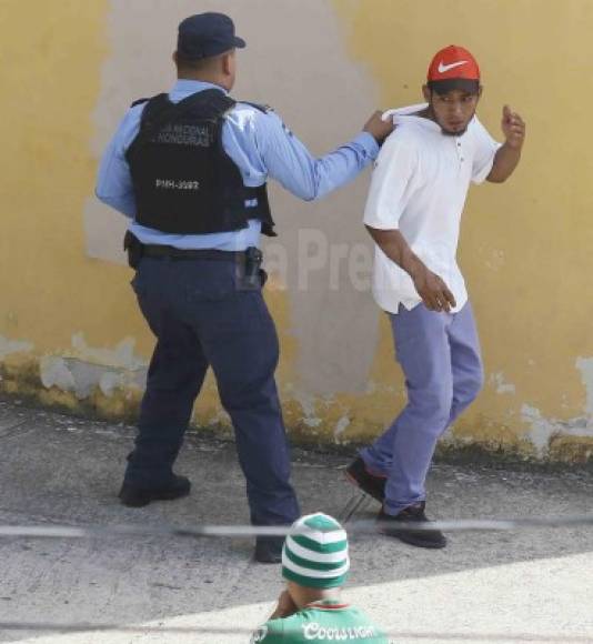 La Policía Nacional tuvo que intervenir, momento en que detiene a uno de los jovénes que estaba en las afueras del estadio del Marathón.