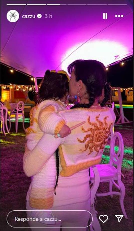 La intérprete de “Nada” causó mucha ternura en cada postal que compartió, donde se le ve muy feliz abrazando a su niña en todo momento, sonriendo y aplaudiendo mientras le cantaba el tradicional “Happy Birthday”. 