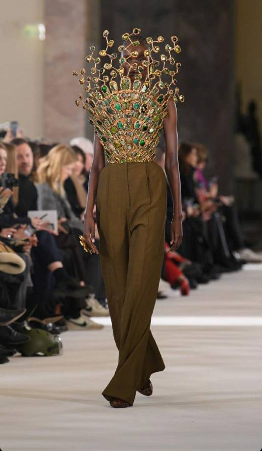 <b>En esta temporada, el diseñador se ha centrado menos en la espectacular bisutería de la marca y ha puesto el foco en el surrealismo en las prendas y la fina barrera que separa la realidad de la ficción.</b>