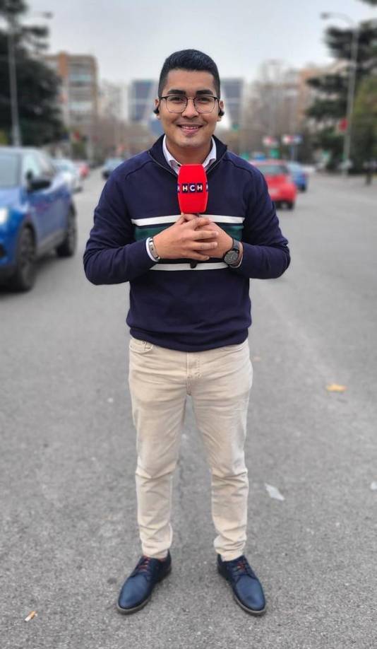 Inició sus estudios y posteriormente fue contratado en el canal de televisión HCH.