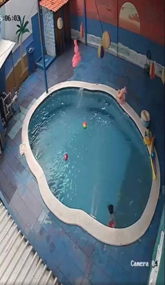 Es entonces cuando la menor ingresa al agua. La piscina es profunda. 