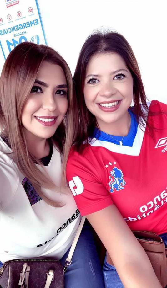 La hermosa Yarely Espinal, esposa del delantero Jerry Bengtson, fue otra de las hermosas chicas que cautivó en las graderías del estadio Nacional Chelato Uclés.