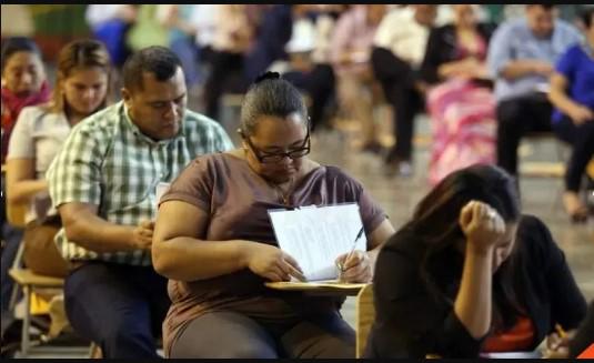 Los docentes compiten por obtener una plaza en el sistema educativo público.