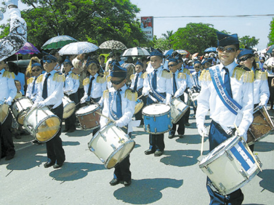 Hondureños se visten de civismo y orgullo