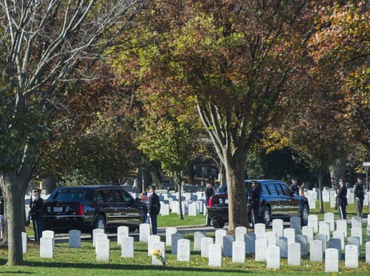 Obama honra a veteranos y pide a Congreso mejorar sus derechos