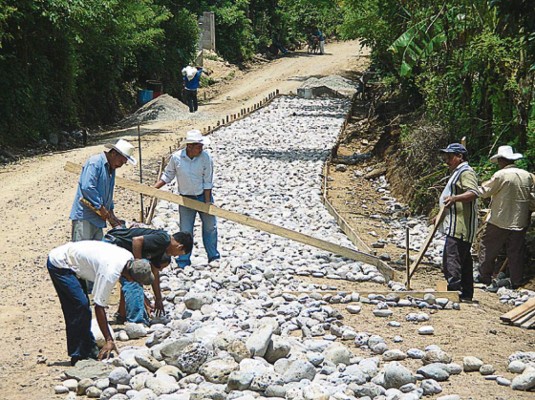 Reparan calles en comunidades rurales