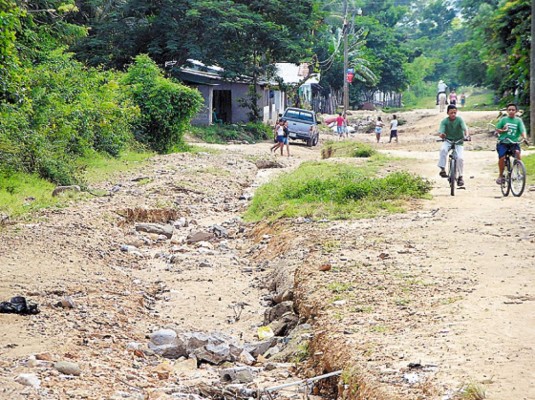 Demandan reparación de calles