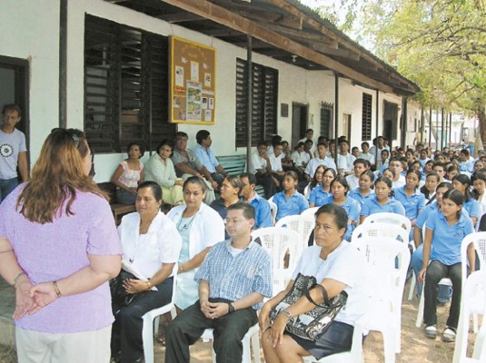 Premian labor de periodista de La Prensa